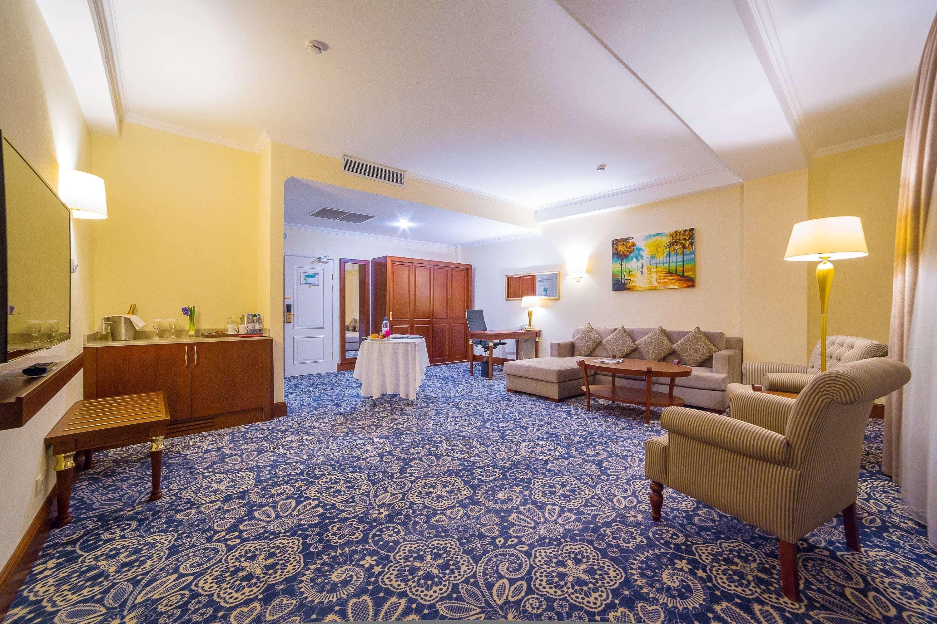 Ramada By Wyndham Almaty Hotell Eksteriør bilde