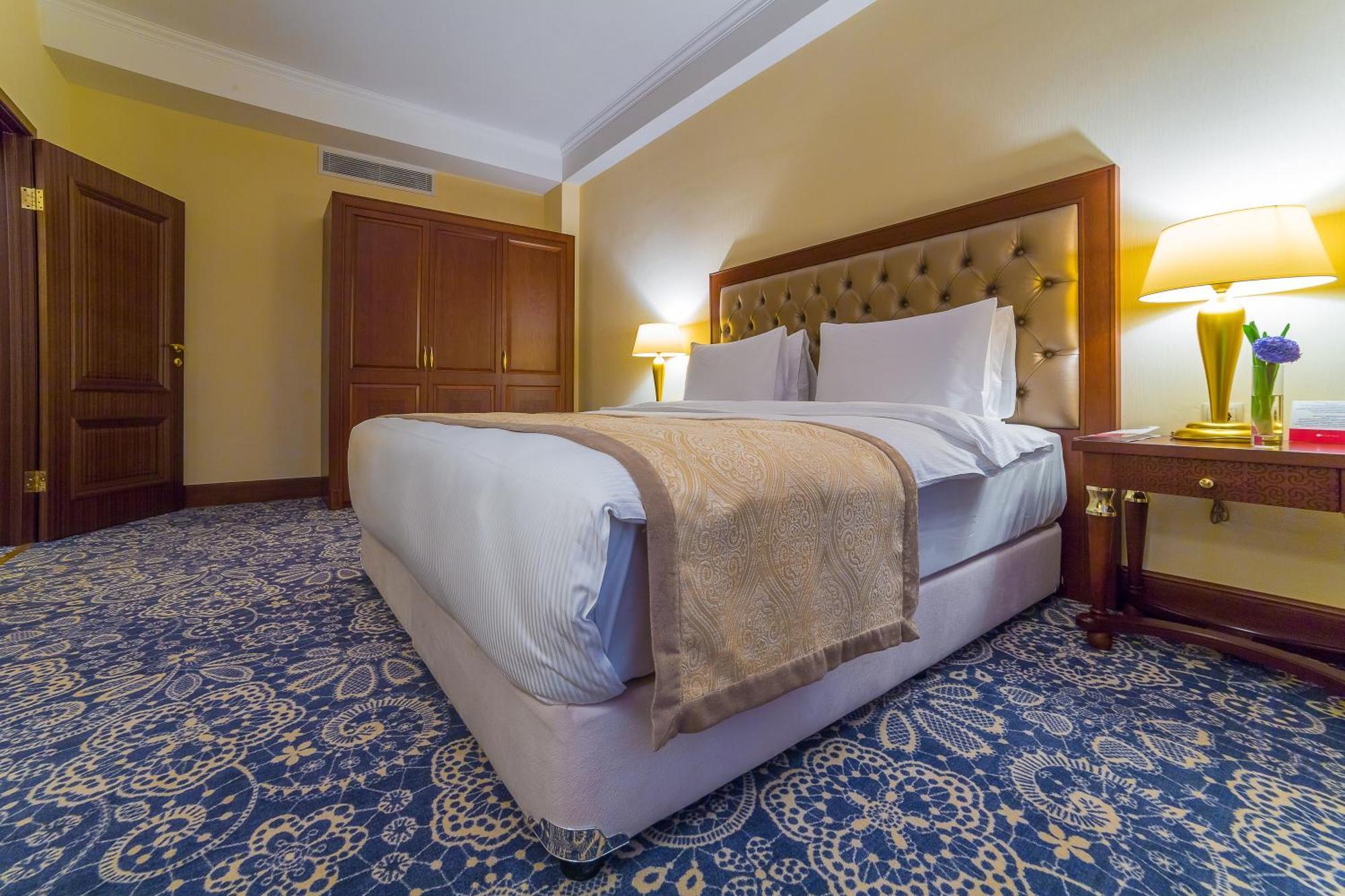 Ramada By Wyndham Almaty Hotell Eksteriør bilde