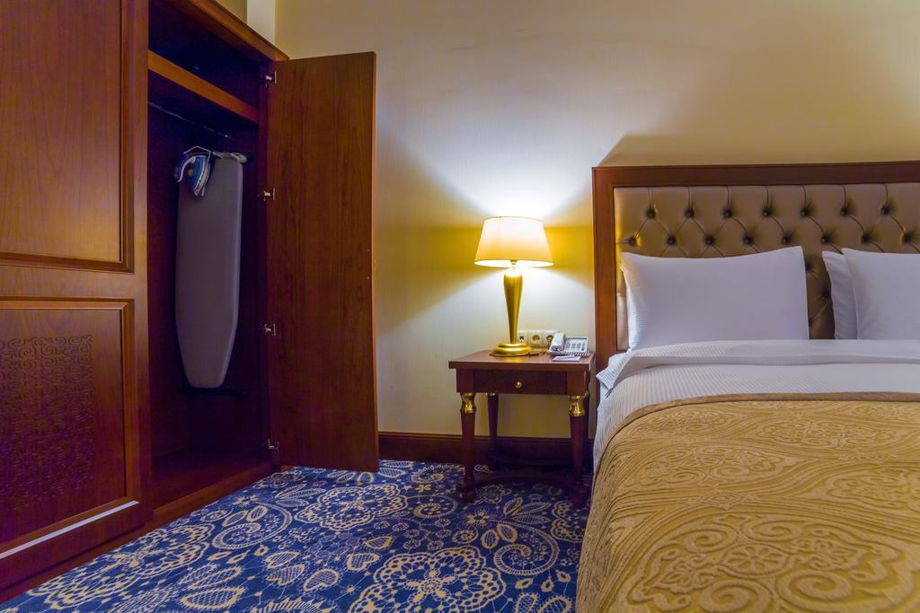 Ramada By Wyndham Almaty Hotell Eksteriør bilde