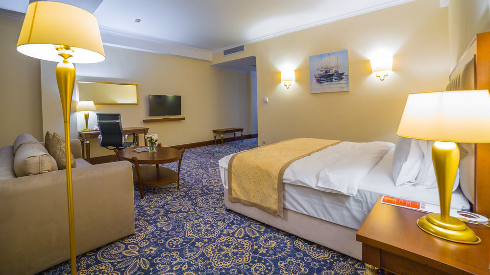 Ramada By Wyndham Almaty Hotell Eksteriør bilde