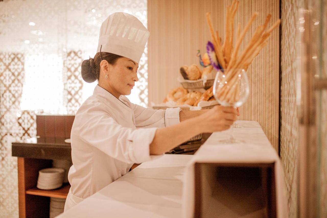 Ramada By Wyndham Almaty Hotell Eksteriør bilde